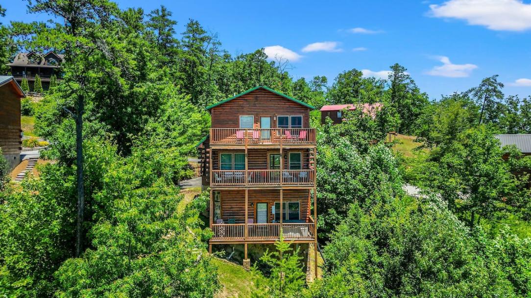 Entire cabin in Sevierville, Tennessee 8 guests2 bedrooms5 beds2.5 baths-0