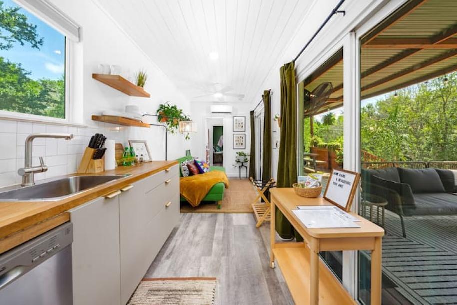 Shipping container in Austin, Texas 2 guests1 bedroom1 bed1 bath-12