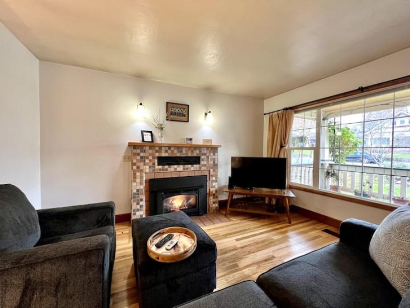 Entire home in Grants Pass, Oregon 6 guests2 bedrooms2 beds1 bath-14