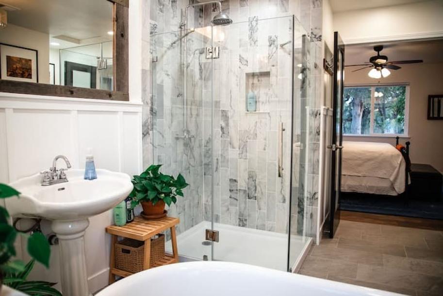 Romantic Cabin: River, Hot Tub, View, Spa Bathroom Entire cabin in Mariposa, California 4 guests1 bedroom2 beds1 bath-7