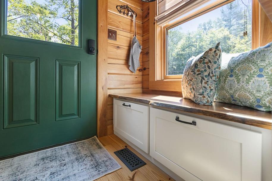 Entire cabin in Fort Valley, Virginia 4 guests1 bedroom3 beds2 baths-2