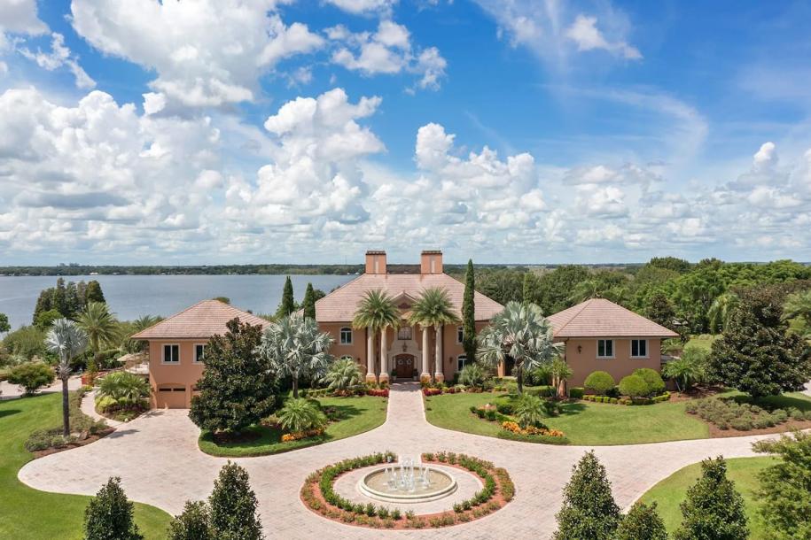 A serene lake side estate 6 bedrooms 8.5 bathrooms-19