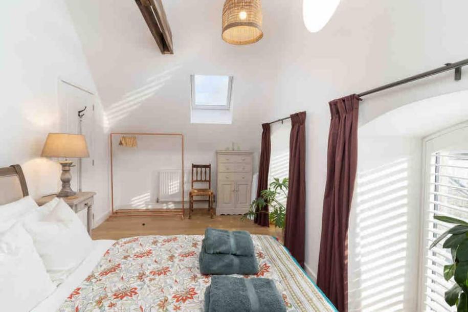Entire townhouse in Cornwall, United Kingdom 4 guests2 bedrooms3 beds1.5 baths-8