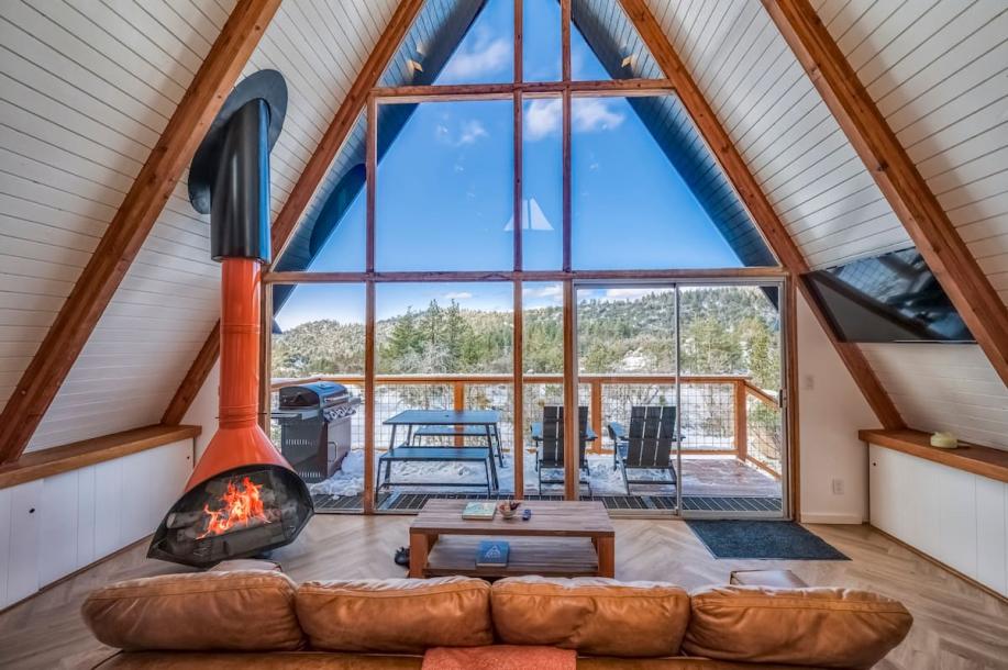 Entire cabin in Arrowbear Lake, California 5 guests2 bedrooms2 beds1 bath-14