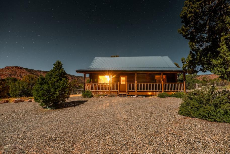 Entire cabin in Kanab, Utah, United States 4 guests2 bedrooms2 beds2 baths-0