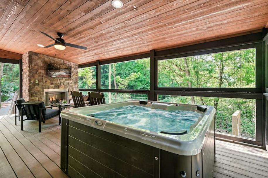 Entire cabin in Gatlinburg, Tennessee 2 guests1 bedroom1 bed1 bath-1