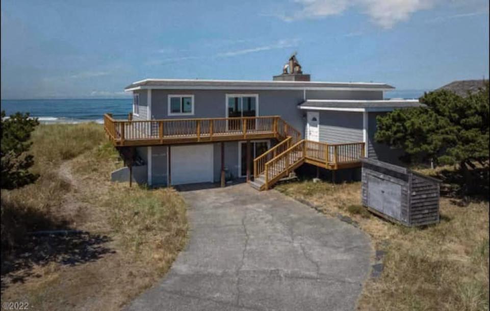 Entire vacation home in Neskowin, Oregon 10 guests4 bedrooms7 beds2 baths-0