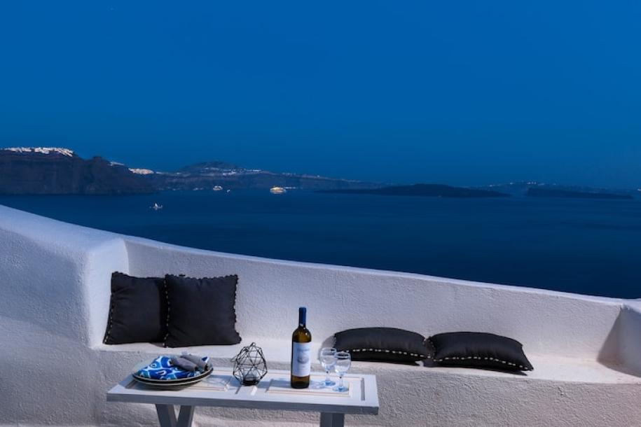 Entire home in Oia, Greece 5 guests2 bedrooms3 beds1 bath-8