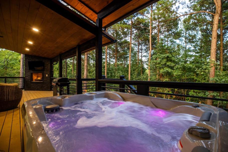 Entire cabin in Broken Bow, Oklahoma 2 guests1 bedroom1 bed1 bath-0