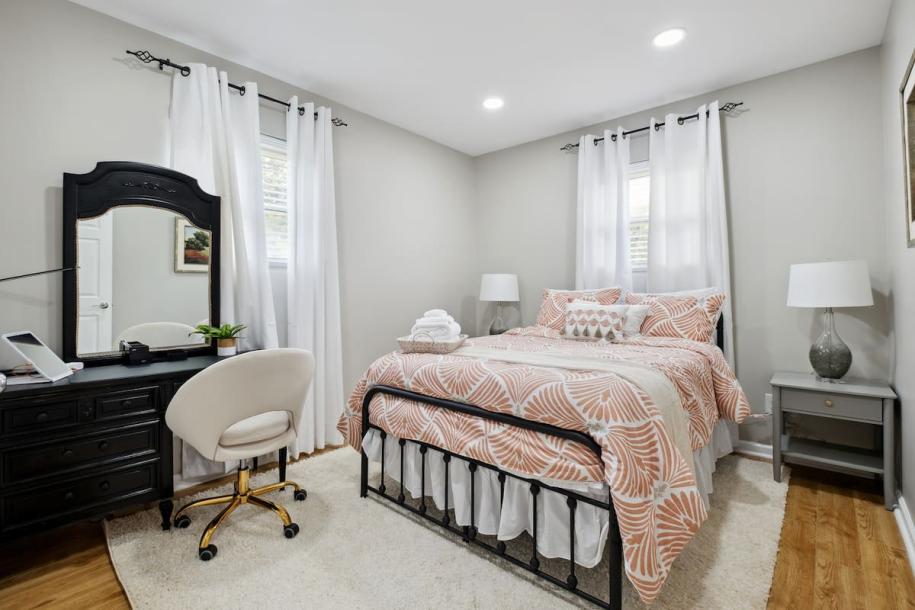Entire home in Charlotte, North Carolina 10 guests4 bedrooms4 beds3 baths-7