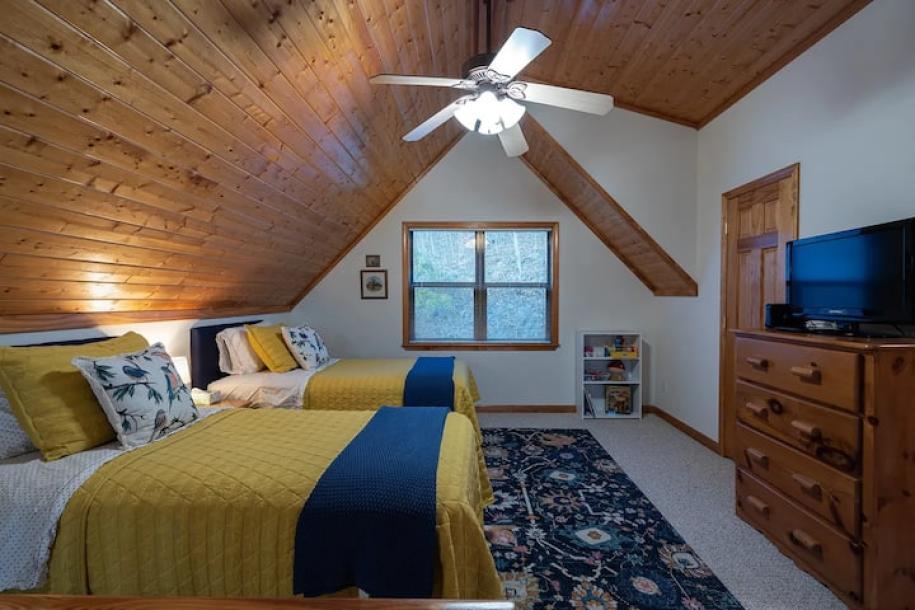 Entire cabin in Bryson City, North Carolina 4 guests2 bedrooms3 beds2 baths-6