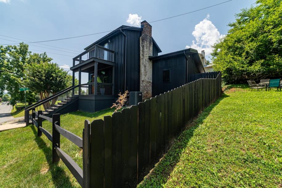 Entire home in Lynchburg, Virginia 4 guests2 bedrooms2 beds2 baths-0