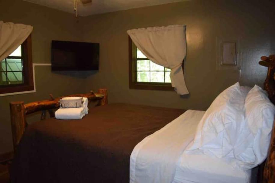Entire cabin in Tellico Plains, Tennessee 4 guests2 bedrooms2 beds1 bath-5