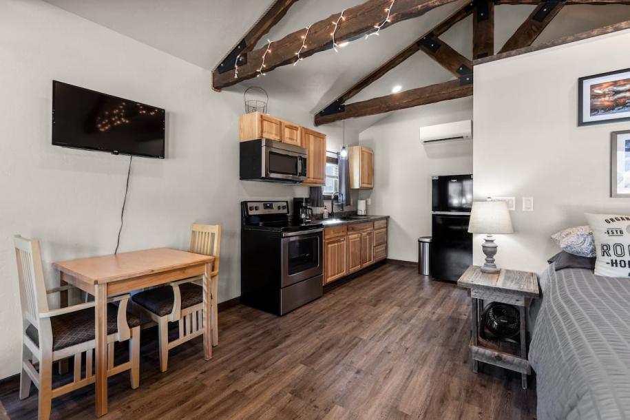 Entire cabin in Columbia Falls, Montana 4 guestsStudio2 beds1 bath-11