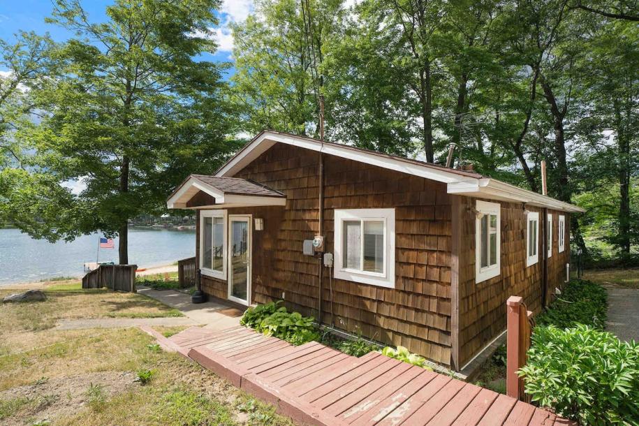 Entire cottage in Bitely, Michigan 10 guests4 bedrooms6 beds2 baths-0