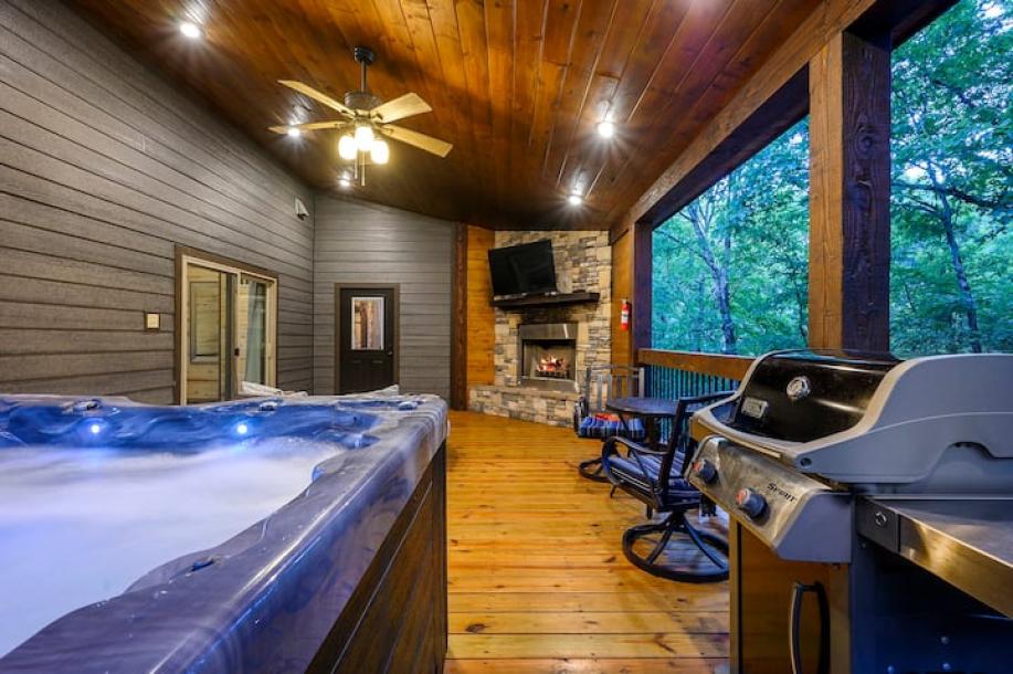 Entire cabin in Broken Bow, Oklahoma 2 guests1 bedroom1 bed1 bath-13