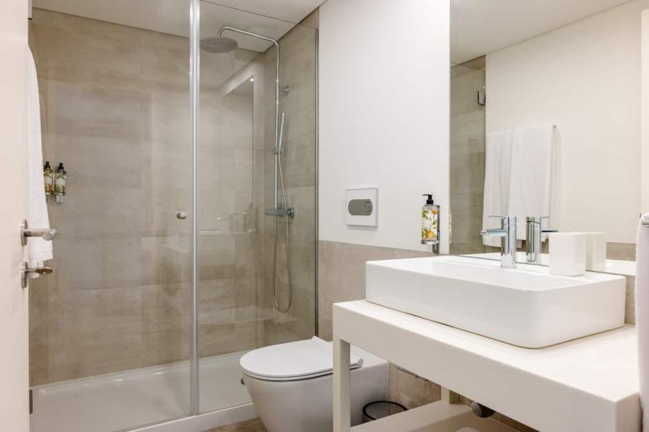 Entire rental unit in Vila Nova de Gaia, Portugal 2 guests1 bedroom1 bed1 bath-8