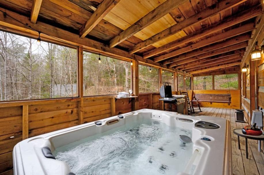 Entire cabin in Pigeon Forge, Tennessee 4 guests1 bedroom2 beds1 bath-17