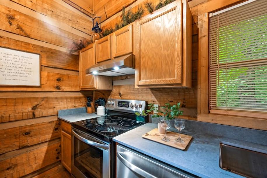 Entire cabin in Sevierville, Tennessee 5 guests2 bedrooms3 beds2 baths-10