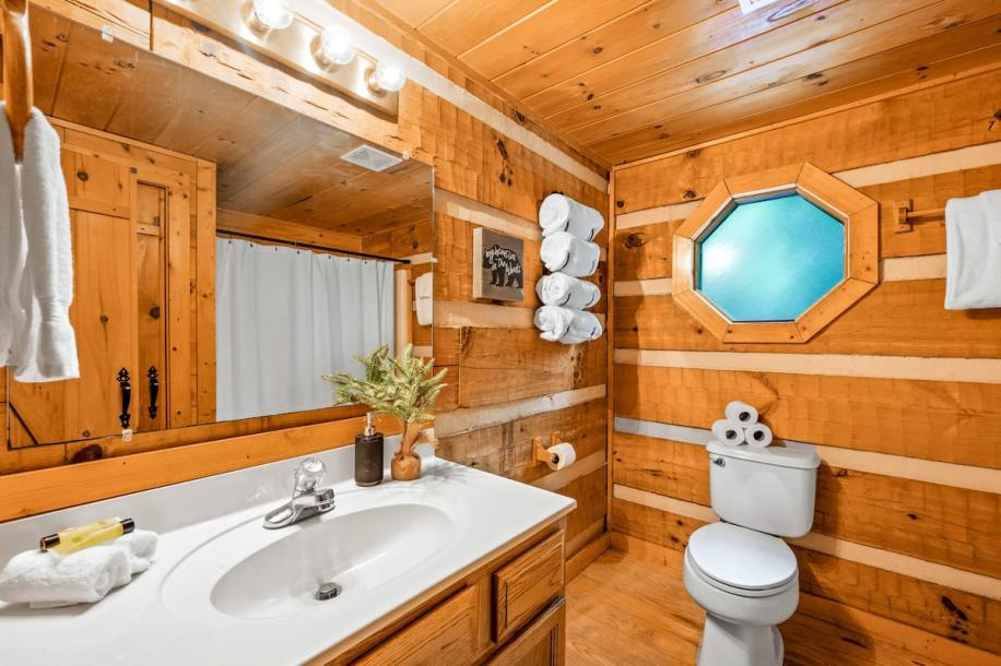 Entire cabin in Sevierville, Tennessee 5 guests2 bedrooms3 beds2 baths-5