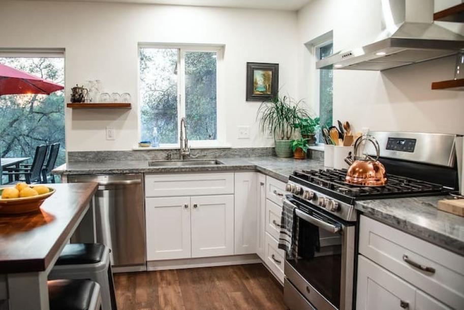 Romantic Cabin: River, Hot Tub, View, Spa Bathroom Entire cabin in Mariposa, California 4 guests1 bedroom2 beds1 bath-12