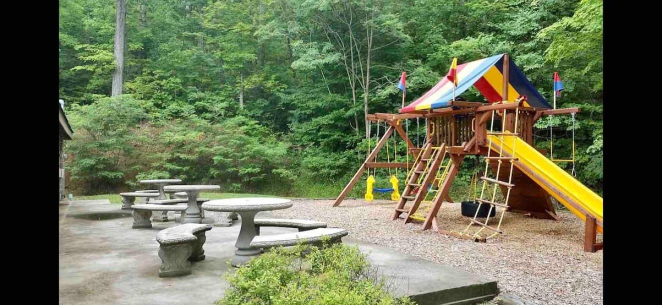 Entire cabin in Sevierville, Tennessee 4 guests2 bedrooms2 beds2 baths-3