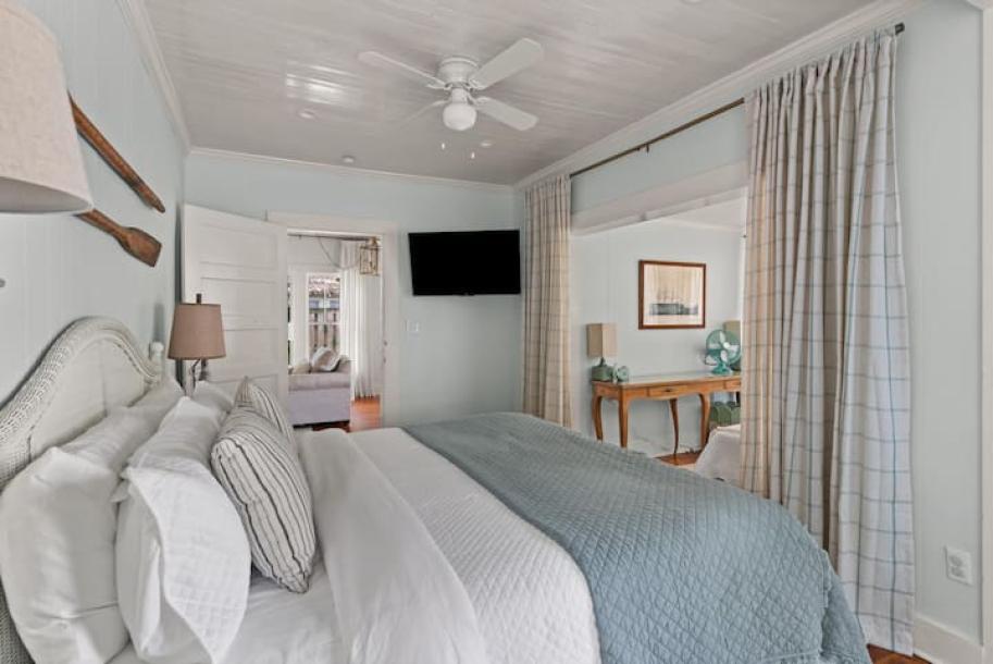 SSI Beach House + Private Pool & Hot Tub w/Bikes!-9