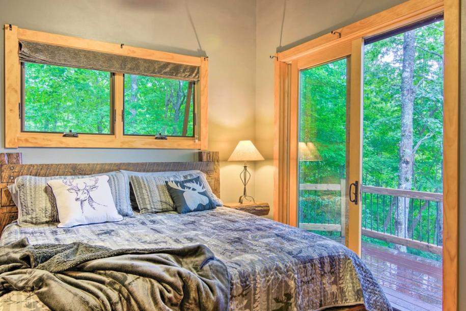 Entire cabin in Brevard, North Carolina 4 guests2 bedrooms3 beds1 bath-10