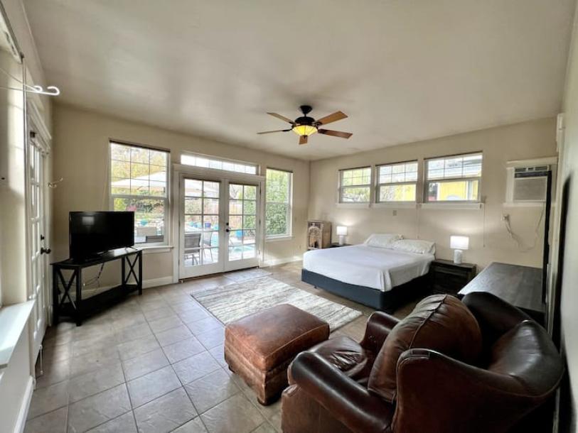 Entire home in Grants Pass, Oregon 6 guests2 bedrooms2 beds1 bath-10