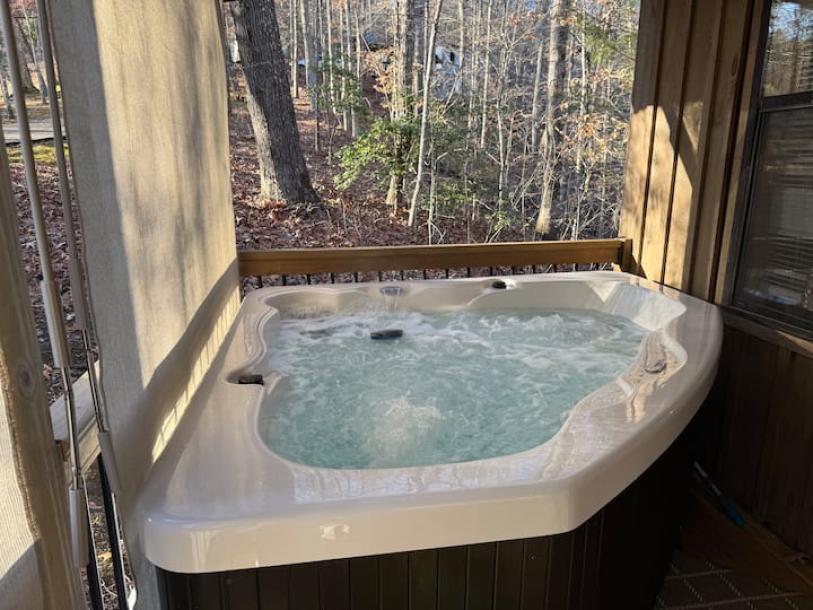 Entire cabin in Sevierville, Tennessee 4 guests2 bedrooms2 beds1 bath-12