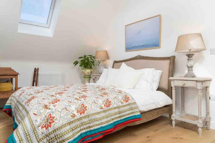 Entire townhouse in Cornwall, United Kingdom 4 guests2 bedrooms3 beds1.5 baths-7