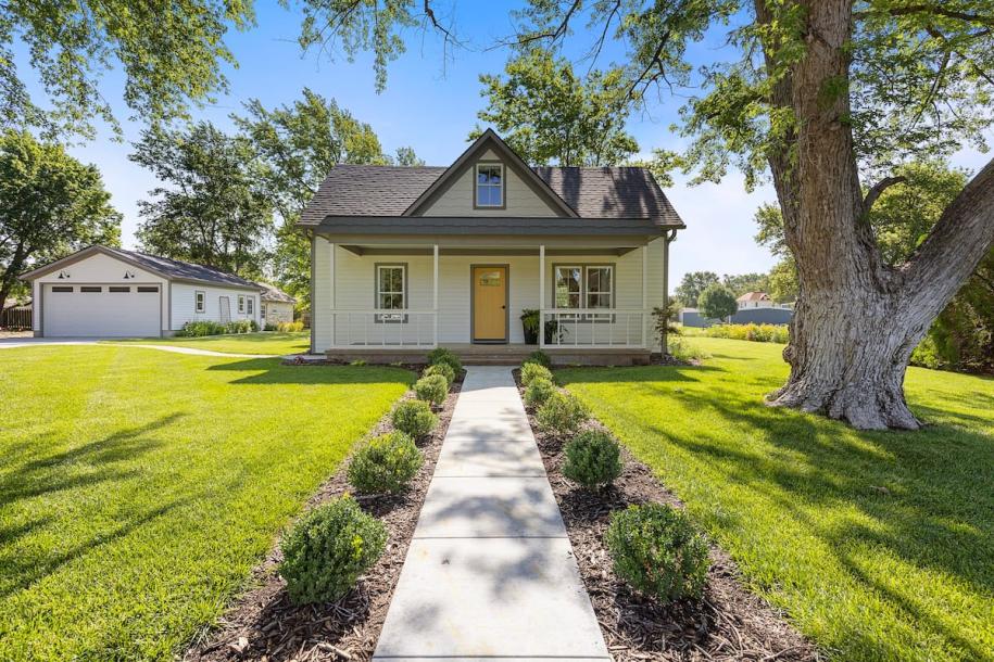 Entire home in Galva, Kansas 4 guests2 bedrooms2 beds2 baths-11