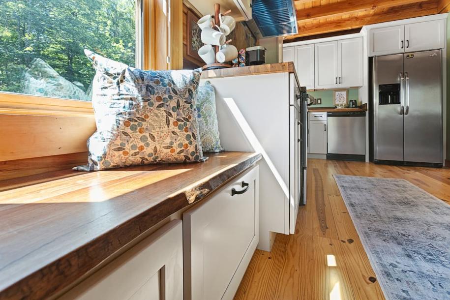 Entire cabin in Fort Valley, Virginia 4 guests1 bedroom3 beds2 baths-12