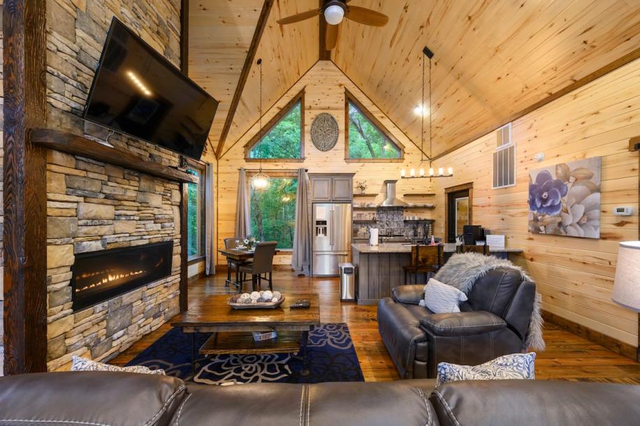 Entire cabin in Broken Bow, Oklahoma 2 guests1 bedroom1 bed1 bath-12