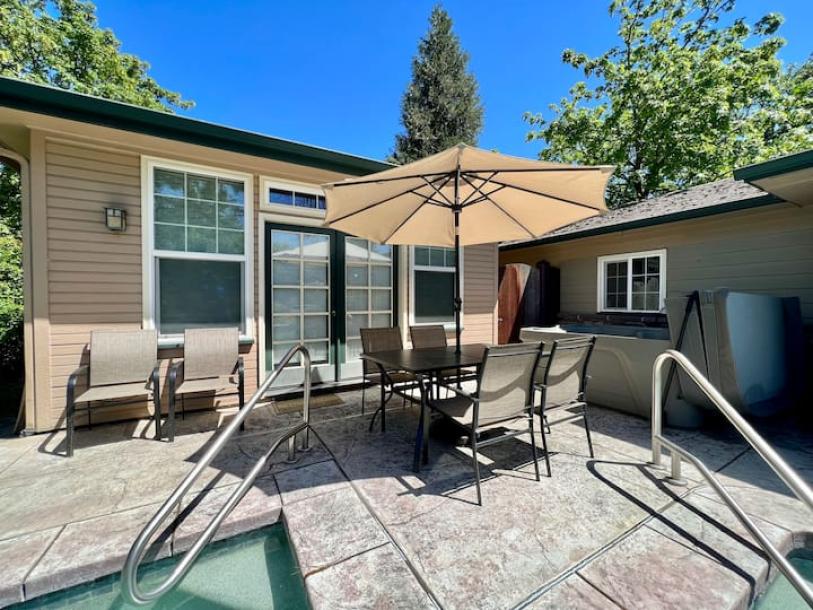 Entire home in Grants Pass, Oregon 6 guests2 bedrooms2 beds1 bath-3