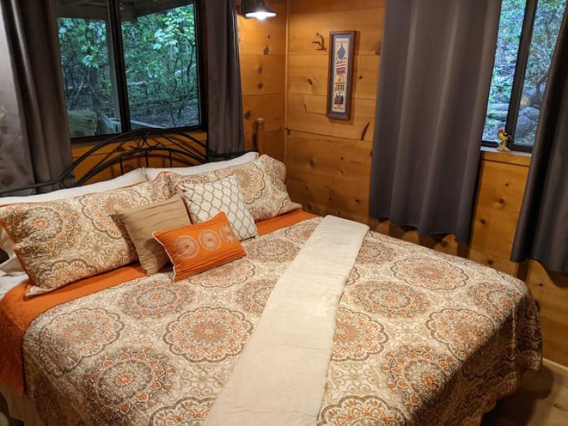 Entire cabin in Sautee Nacoochee, Georgia 4 guests2 bedrooms2 beds1 bath-8