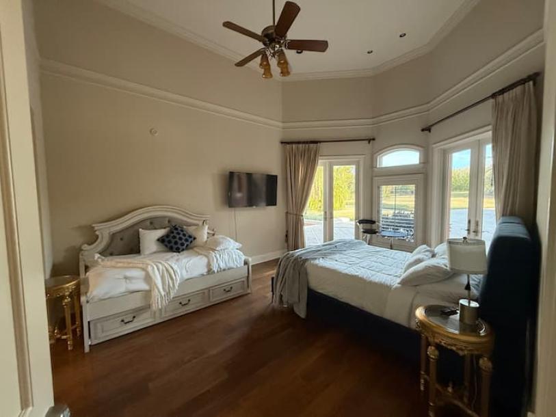 A serene lake side estate 6 bedrooms 8.5 bathrooms-13