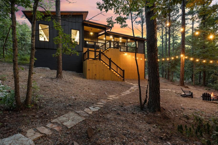 Entire cabin in Broken Bow, Oklahoma 2 guests1 bedroom1 bed1 bath-11