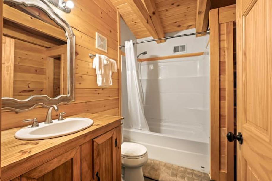 Entire cabin in Madison, Indiana 4 guests2 bedrooms2 beds2 baths-7