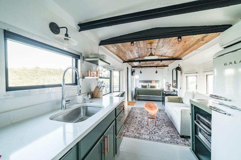 Train in Lynchburg, Virginia 3 guests1 bedroom2 beds1 bath-10