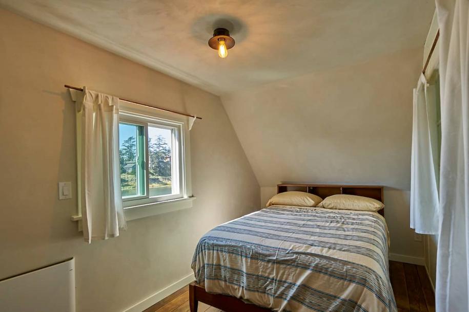 Entire home in Pacific City, Oregon 4 guests2 bedrooms2 beds1 bath-9