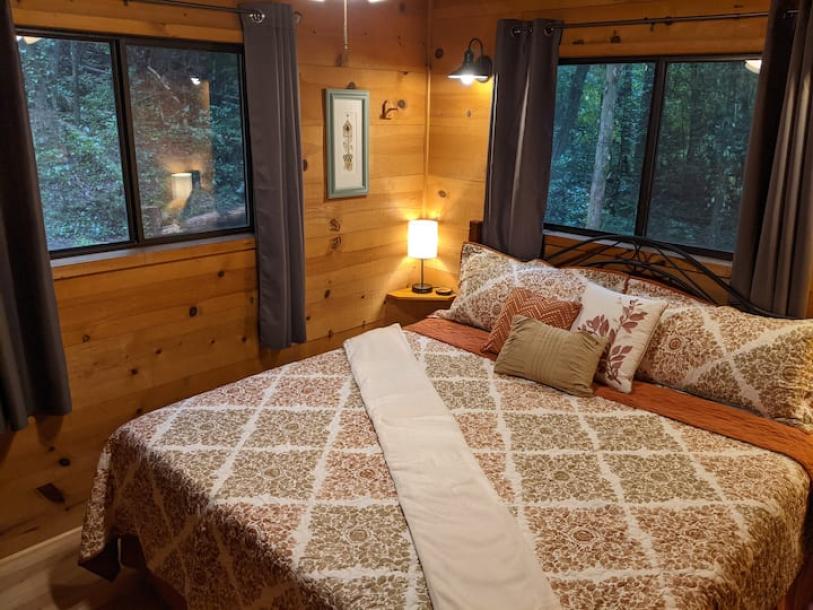 Entire cabin in Sautee Nacoochee, Georgia 4 guests2 bedrooms2 beds1 bath-9