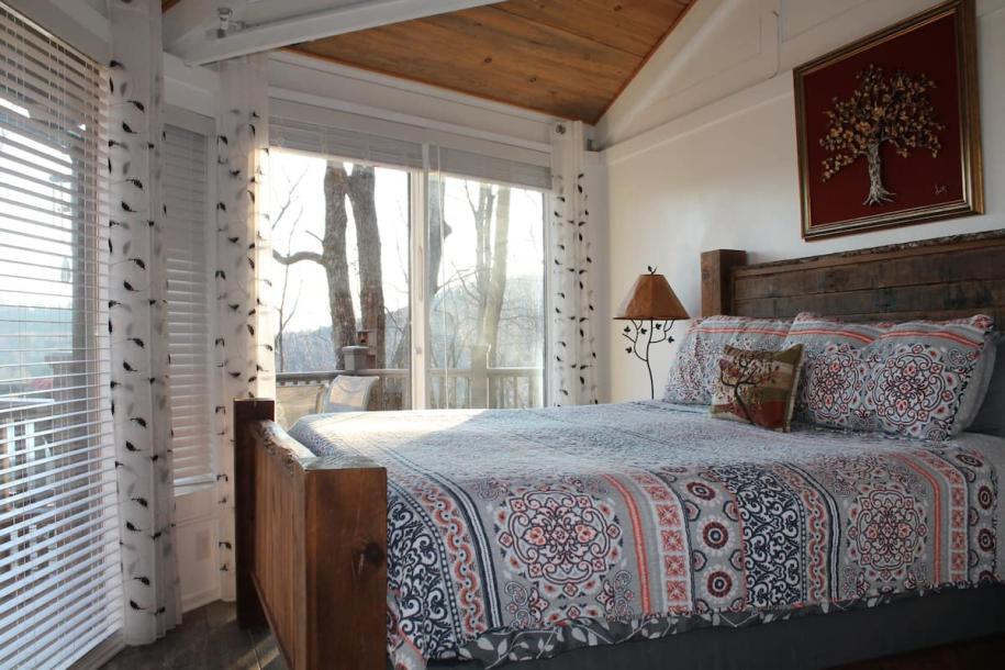 Treehouse in Jasper, Georgia 3 guests1 bedroom1 bed1 bath-1