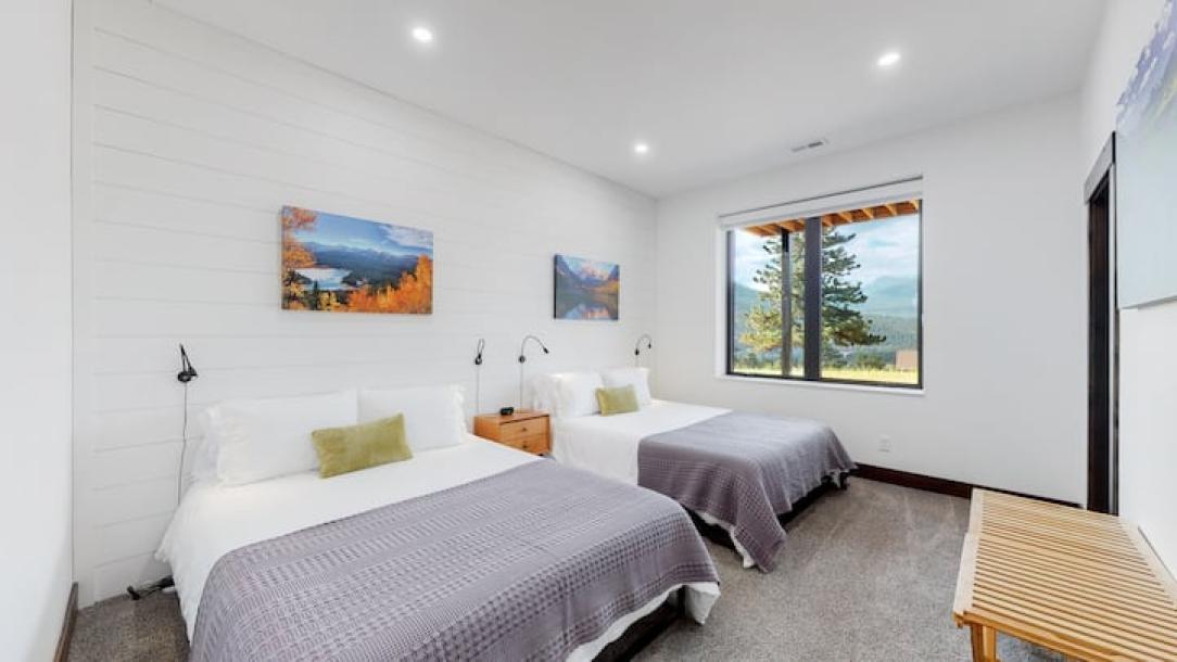 Entire townhouse in Estes Park, Colorado 6 guests2 bedrooms4 beds2 baths-7