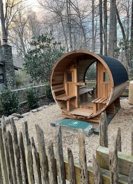 Entire cabin in Candler, North Carolina 4 guests2 bedrooms2 beds1 bath-14