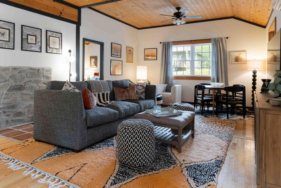 Entire home in Asheville, North Carolina 4 guests2 bedrooms3 beds1 bath-16
