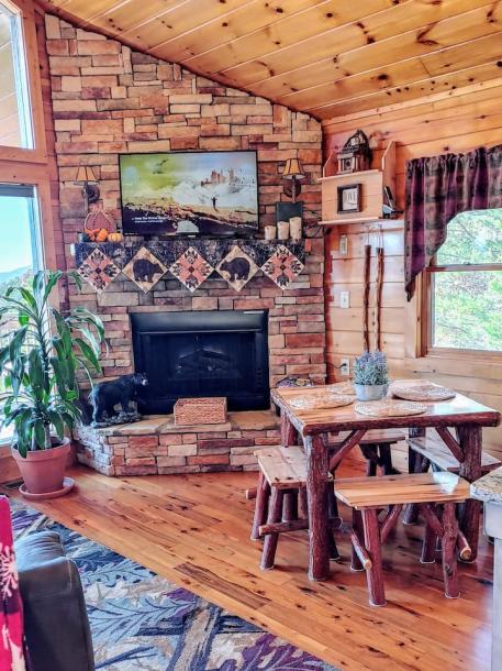 Entire cabin in Sevierville, Tennessee 2 guests1 bedroom1 bed2 baths-12
