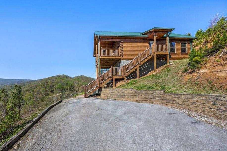 Entire cabin in Gatlinburg, Tennessee 2 guests1 bedroom1 bed1 bath-0