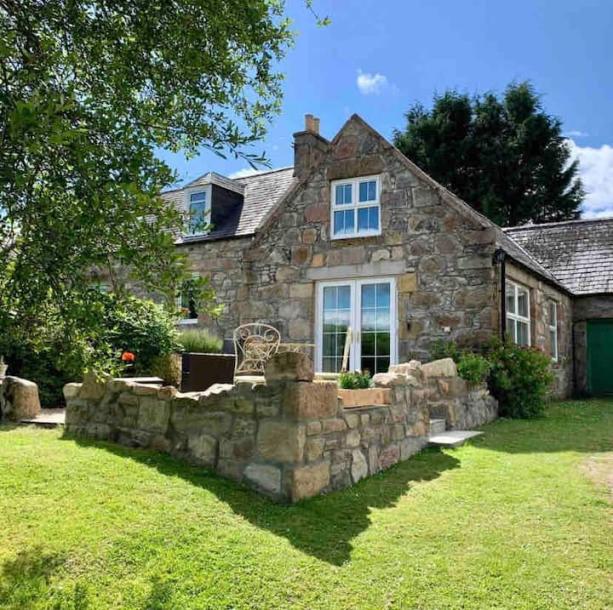 Entire cottage in Aberlour, United Kingdom 2 guests1 bedroom1 bed1 bath-0