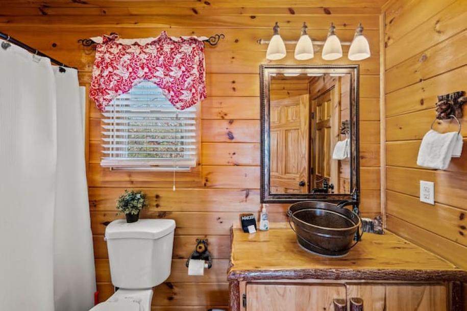 Entire cabin in Sevierville, Tennessee 8 guests2 bedrooms5 beds2.5 baths-10